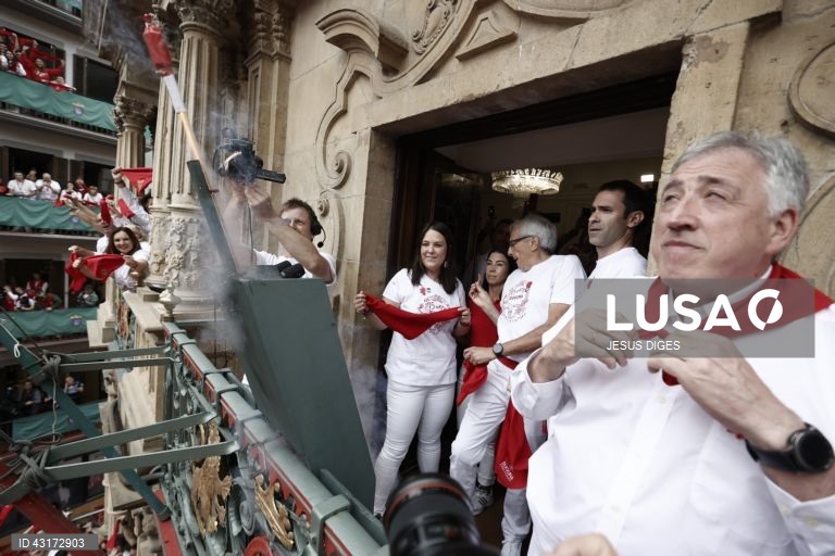 Pessoas festejam após o disparo do "chupinazo", que marca o início da festa de San Fermin em Pamplona, Espanha. A festa de San Fermin 2024 decorre de 6 a 14 de julho, com a corrida de touros como evento principal.