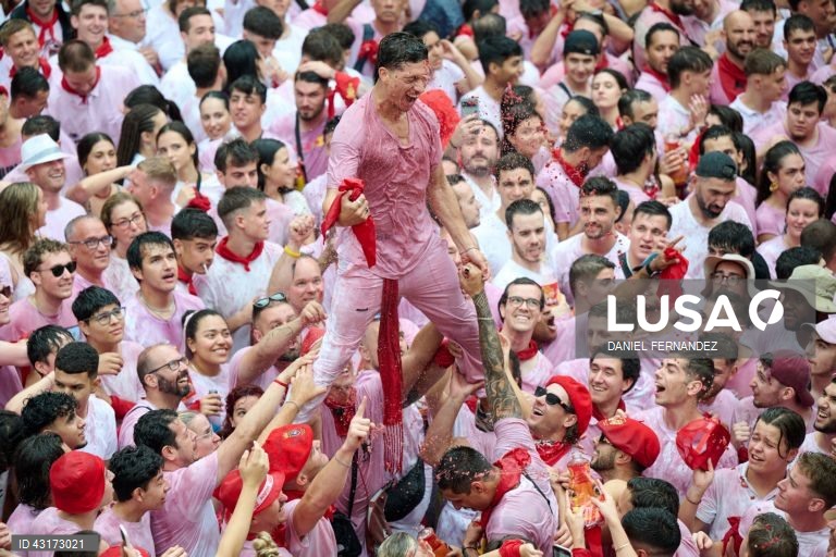 Pessoas festejam após o disparo do "chupinazo", que marca o início da festa de San Fermin em Pamplona, Espanha. A festa de San Fermin 2024 decorre de 6 a 14 de julho, com a corrida de touros como evento principal.