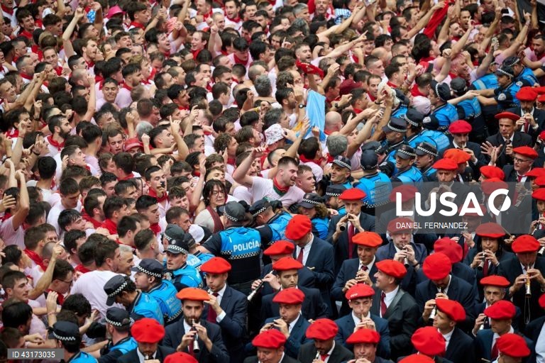 Pessoas festejam após o disparo do "chupinazo", que marca o início da festa de San Fermin em Pamplona, Espanha. A festa de San Fermin 2024 decorre de 6 a 14 de julho, com a corrida de touros como evento principal.
