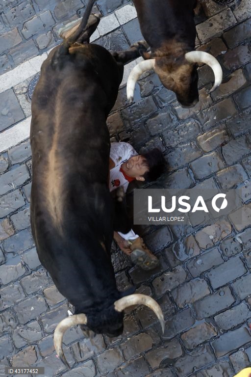 Pessoas reúnem-se durante a corrida de touros da festa de San Fermin (conhecida como "Sanfermines") em Pamplona, no norte de Espanha. A festa de San Fermin 2024 decorre de 6 a 14 de julho, sendo a corrida de touros o principal evento.  
