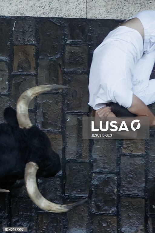 Pessoas reúnem-se durante a corrida de touros da festa de San Fermin (conhecida como "Sanfermines") em Pamplona, no norte de Espanha. A festa de San Fermin 2024 decorre de 6 a 14 de julho, sendo a corrida de touros o principal evento.  