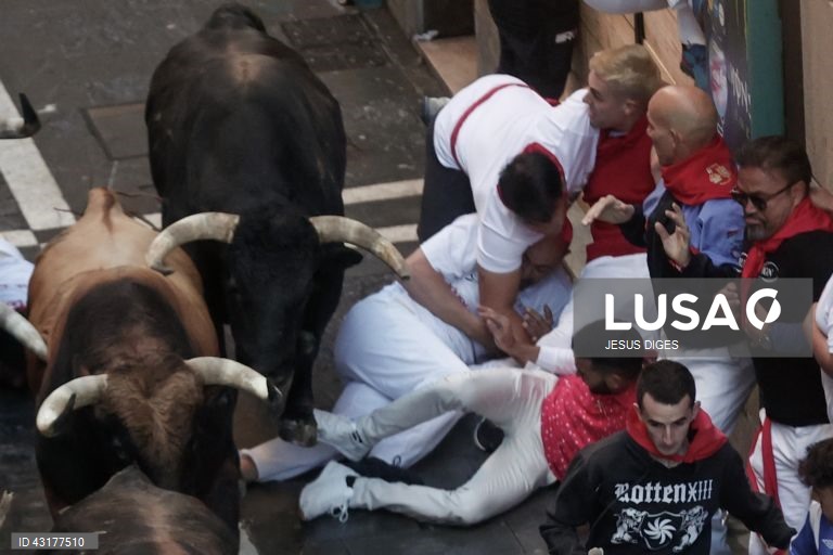 Pessoas reúnem-se durante a corrida de touros da festa de San Fermin (conhecida como "Sanfermines") em Pamplona, no norte de Espanha. A festa de San Fermin 2024 decorre de 6 a 14 de julho, sendo a corrida de touros o principal evento.  