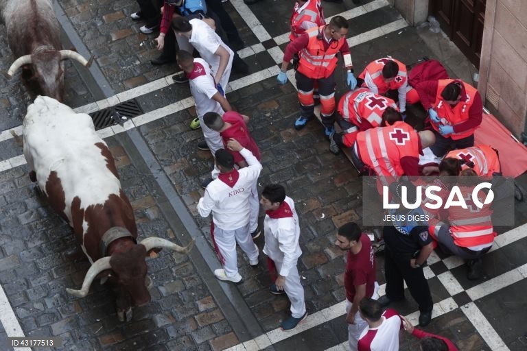 Pessoas reúnem-se durante a corrida de touros da festa de San Fermin (conhecida como "Sanfermines") em Pamplona, no norte de Espanha. A festa de San Fermin 2024 decorre de 6 a 14 de julho, sendo a corrida de touros o principal evento.  