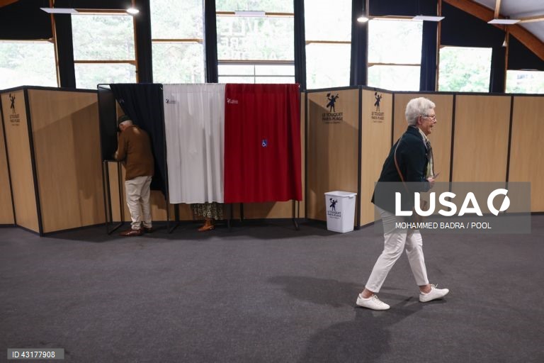 Um ambiente de festa instalou-se entre apoiantes da NFP em Paris, que celebraram as primeiras projeções de vitória da aliança de esquerda na segunda volta das legislativas francesas e não pararam mais de festejar, com música e muita cerveja.
