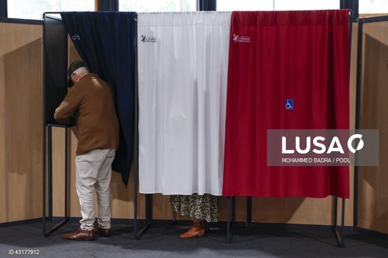 Um ambiente de festa instalou-se entre apoiantes da NFP em Paris, que celebraram as primeiras projeções de vitória da aliança de esquerda na segunda volta das legislativas francesas e não pararam mais de festejar, com música e muita cerveja.