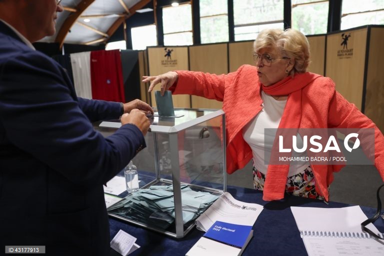 Um ambiente de festa instalou-se entre apoiantes da NFP em Paris, que celebraram as primeiras projeções de vitória da aliança de esquerda na segunda volta das legislativas francesas e não pararam mais de festejar, com música e muita cerveja.