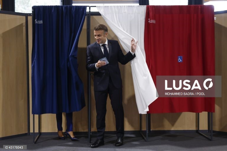 Um ambiente de festa instalou-se entre apoiantes da NFP em Paris, que celebraram as primeiras projeções de vitória da aliança de esquerda na segunda volta das legislativas francesas e não pararam mais de festejar, com música e muita cerveja.