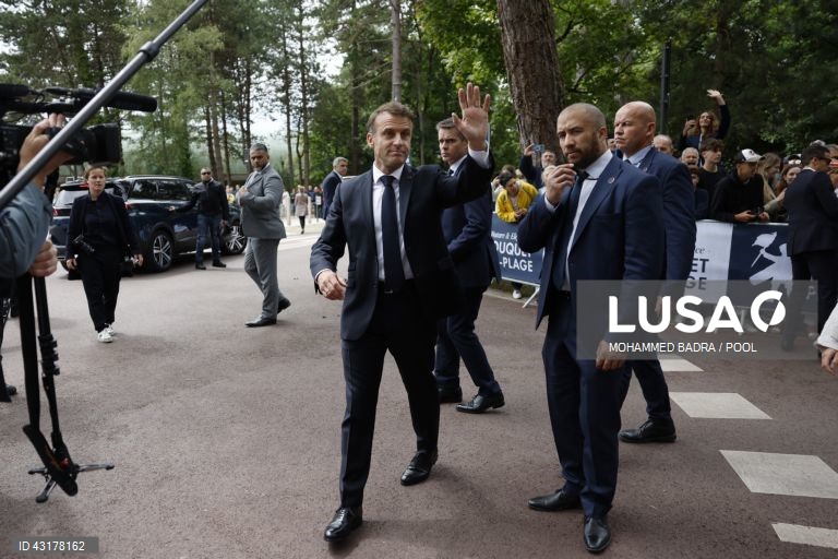 Um ambiente de festa instalou-se entre apoiantes da NFP em Paris, que celebraram as primeiras projeções de vitória da aliança de esquerda na segunda volta das legislativas francesas e não pararam mais de festejar, com música e muita cerveja.