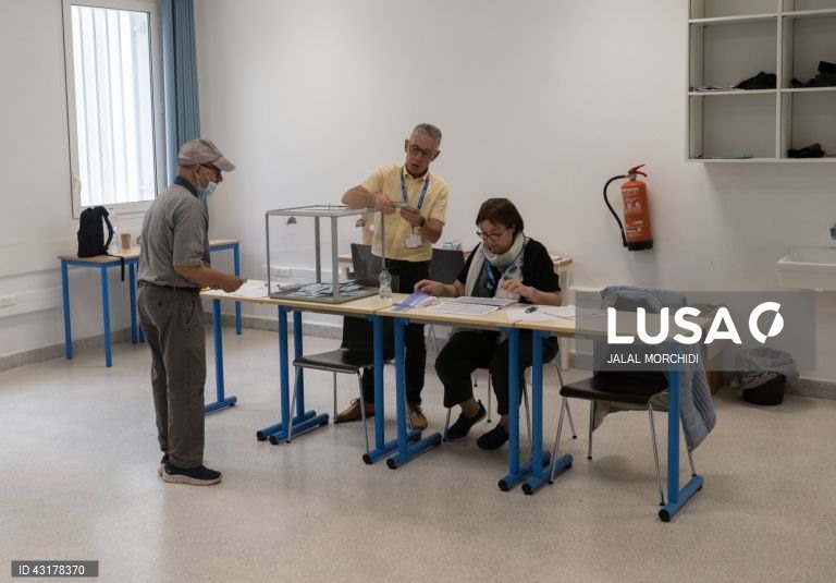 Um ambiente de festa instalou-se entre apoiantes da NFP em Paris, que celebraram as primeiras projeções de vitória da aliança de esquerda na segunda volta das legislativas francesas e não pararam mais de festejar, com música e muita cerveja.