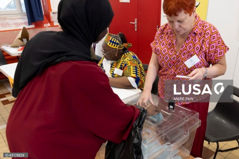 Um ambiente de festa instalou-se entre apoiantes da NFP em Paris, que celebraram as primeiras projeções de vitória da aliança de esquerda na segunda volta das legislativas francesas e não pararam mais de festejar, com música e muita cerveja.