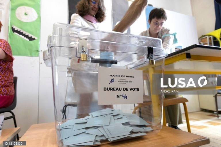 Um ambiente de festa instalou-se entre apoiantes da NFP em Paris, que celebraram as primeiras projeções de vitória da aliança de esquerda na segunda volta das legislativas francesas e não pararam mais de festejar, com música e muita cerveja.