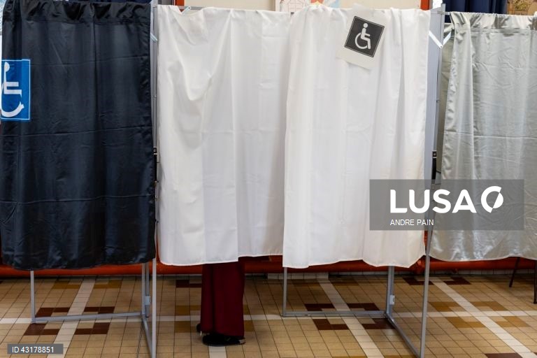 Um ambiente de festa instalou-se entre apoiantes da NFP em Paris, que celebraram as primeiras projeções de vitória da aliança de esquerda na segunda volta das legislativas francesas e não pararam mais de festejar, com música e muita cerveja.
