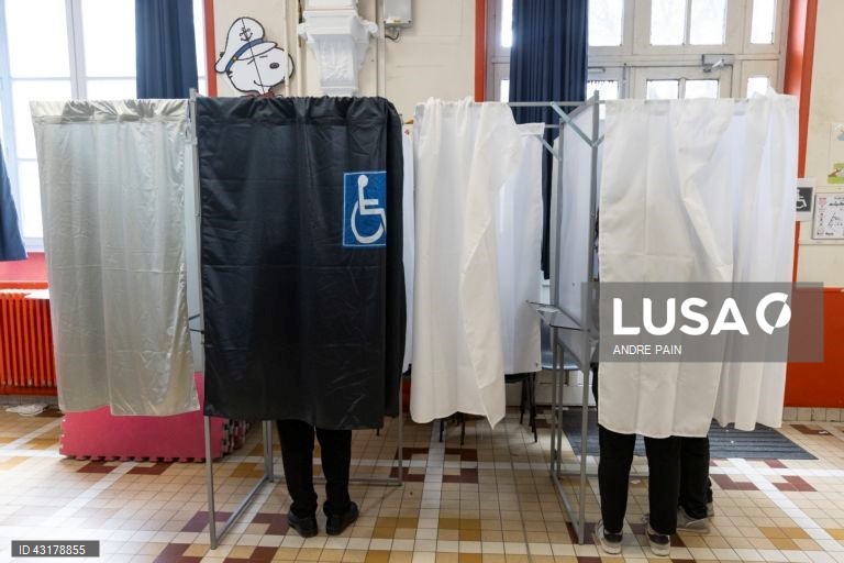 Um ambiente de festa instalou-se entre apoiantes da NFP em Paris, que celebraram as primeiras projeções de vitória da aliança de esquerda na segunda volta das legislativas francesas e não pararam mais de festejar, com música e muita cerveja.