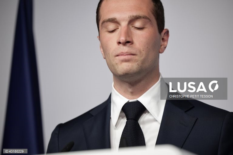 Um ambiente de festa instalou-se entre apoiantes da NFP em Paris, que celebraram as primeiras projeções de vitória da aliança de esquerda na segunda volta das legislativas francesas e não pararam mais de festejar, com música e muita cerveja.