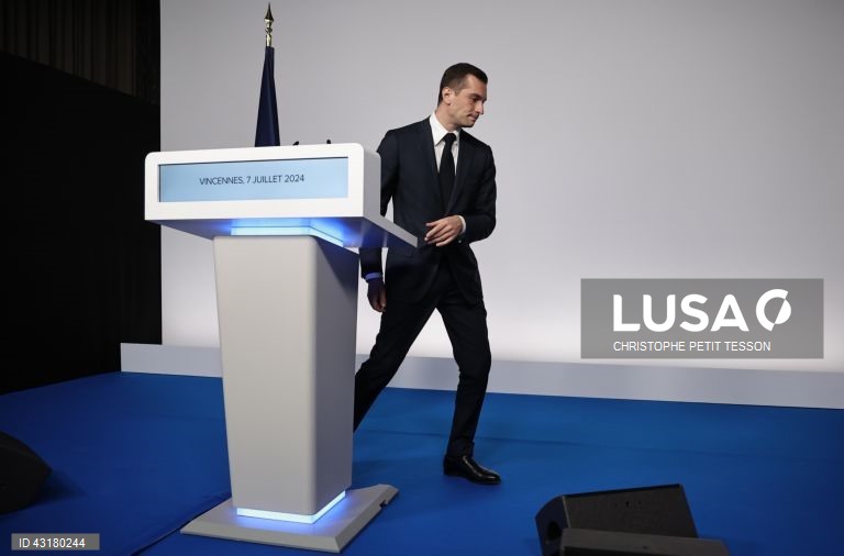 Um ambiente de festa instalou-se entre apoiantes da NFP em Paris, que celebraram as primeiras projeções de vitória da aliança de esquerda na segunda volta das legislativas francesas e não pararam mais de festejar, com música e muita cerveja.