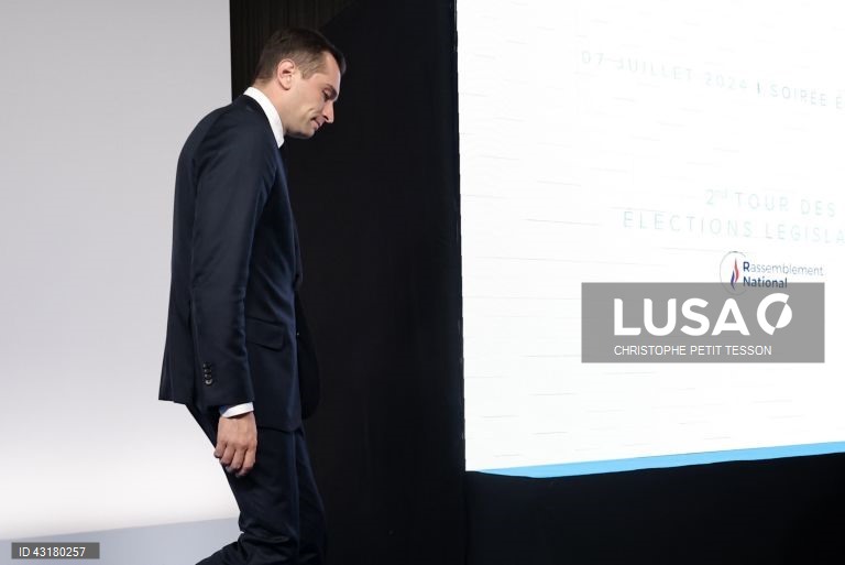 Um ambiente de festa instalou-se entre apoiantes da NFP em Paris, que celebraram as primeiras projeções de vitória da aliança de esquerda na segunda volta das legislativas francesas e não pararam mais de festejar, com música e muita cerveja.