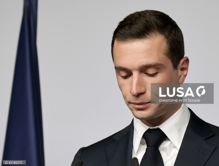 Um ambiente de festa instalou-se entre apoiantes da NFP em Paris, que celebraram as primeiras projeções de vitória da aliança de esquerda na segunda volta das legislativas francesas e não pararam mais de festejar, com música e muita cerveja.