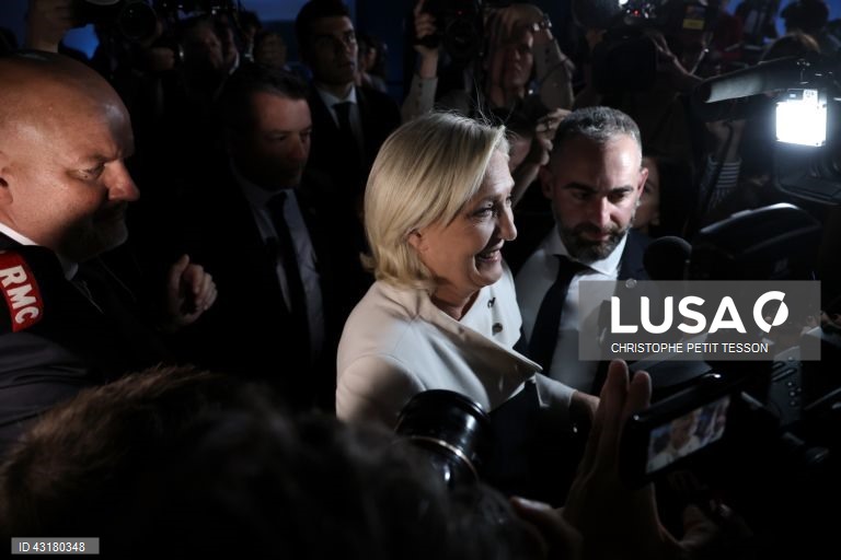 Um ambiente de festa instalou-se entre apoiantes da NFP em Paris, que celebraram as primeiras projeções de vitória da aliança de esquerda na segunda volta das legislativas francesas e não pararam mais de festejar, com música e muita cerveja.