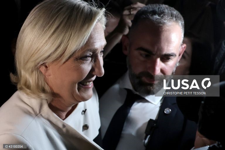 Um ambiente de festa instalou-se entre apoiantes da NFP em Paris, que celebraram as primeiras projeções de vitória da aliança de esquerda na segunda volta das legislativas francesas e não pararam mais de festejar, com música e muita cerveja.