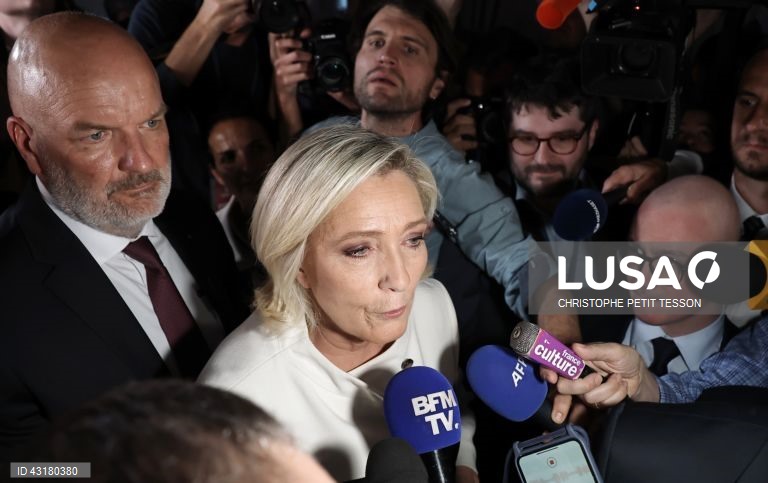 Um ambiente de festa instalou-se entre apoiantes da NFP em Paris, que celebraram as primeiras projeções de vitória da aliança de esquerda na segunda volta das legislativas francesas e não pararam mais de festejar, com música e muita cerveja.