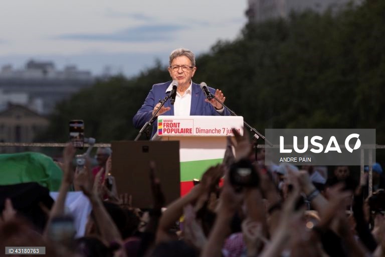 Um ambiente de festa instalou-se entre apoiantes da NFP em Paris, que celebraram as primeiras projeções de vitória da aliança de esquerda na segunda volta das legislativas francesas e não pararam mais de festejar, com música e muita cerveja.