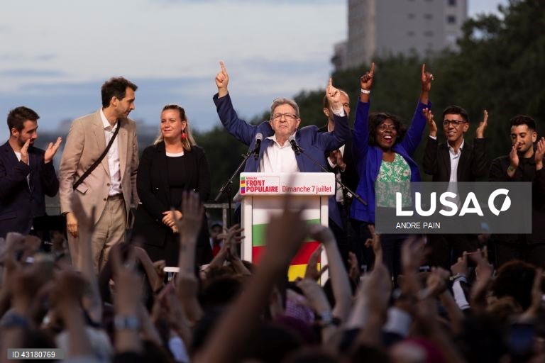 Um ambiente de festa instalou-se entre apoiantes da NFP em Paris, que celebraram as primeiras projeções de vitória da aliança de esquerda na segunda volta das legislativas francesas e não pararam mais de festejar, com música e muita cerveja.