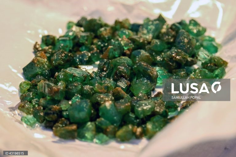 Afeganistão: Exposição de esmeraldas em Panjshir