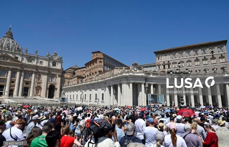Fieis assistem ao Angelus na Praça de São Pedro