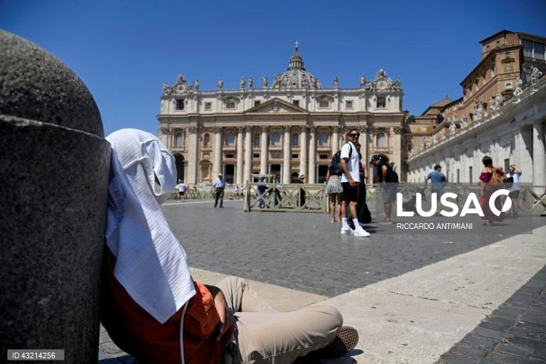Fieis assistem ao Angelus na Praça de São Pedro