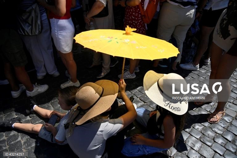 Fieis assistem ao Angelus na Praça de São Pedro