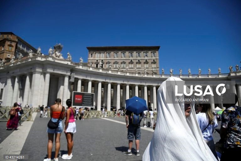 Fieis assistem ao Angelus na Praça de São Pedro