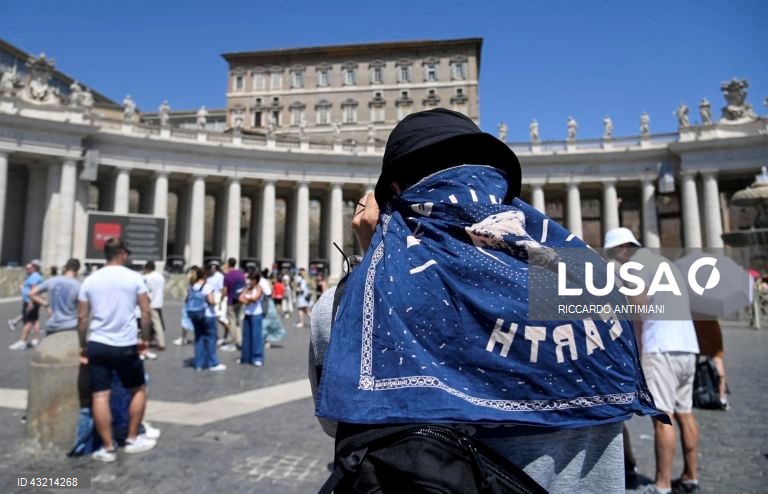 Fieis assistem ao Angelus na Praça de São Pedro