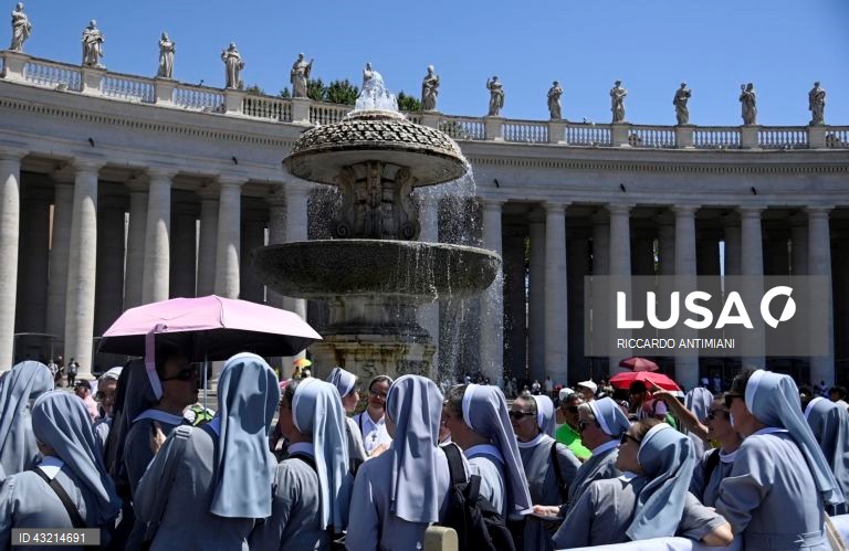 Fieis assistem ao Angelus na Praça de São Pedro