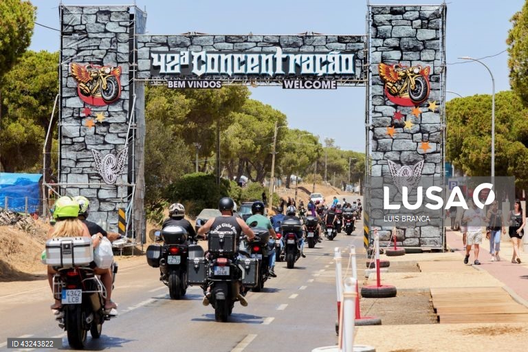 Motards à chegada para participarem na 42ª Concentração Motard de Faro 2024, 19 de Julho de 2024. LUIS BRANCA/LUSA


