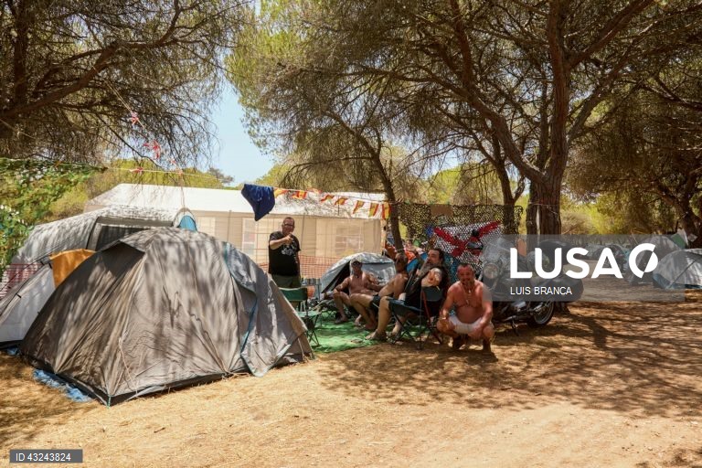 Motards à chegada para participarem na 42ª Concentração Motard de Faro 2024, 19 de julho de 2024. LUIS BRANCA/LUSA

