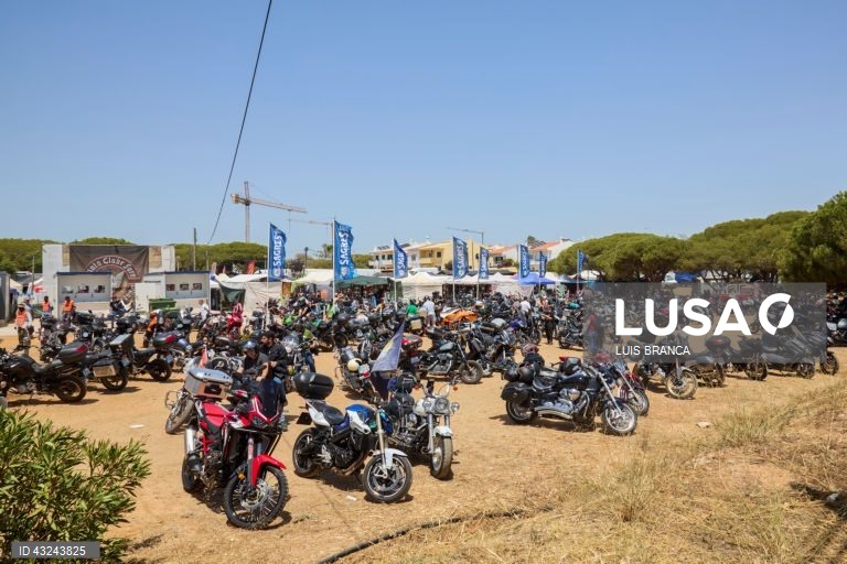 Motards à chegada para participarem na 42ª Concentração Motard de Faro 2024, 19 de Julho de 2024. LUIS BRANCA/LUSA


