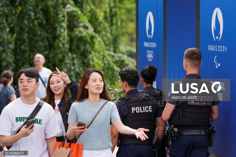 Paris é hoje uma cidade imprópria para turistas, dececionados pela dificuldade de acesso a alguns dos postais da capital, e mesmo para os parisienses, cujo quotidiano se perde entre as ‘barreiras’ dos Jogos Olímpicos, em Paris, França, 23 de julho de 2024. A capital francesa é, por estes dias, o epicentro desportivo mundial, uma realidade que transformou Paris numa sucessão de barreiras, baias e cordões de segurança, incompatíveis (ou quase) com memórias fotográficas dos monumentos mais...