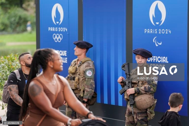 Paris é hoje uma cidade imprópria para turistas, dececionados pela dificuldade de acesso a alguns dos postais da capital, e mesmo para os parisienses, cujo quotidiano se perde entre as ‘barreiras’ dos Jogos Olímpicos, em Paris, França, 23 de julho de 2024. A capital francesa é, por estes dias, o epicentro desportivo mundial, uma realidade que transformou Paris numa sucessão de barreiras, baias e cordões de segurança, incompatíveis (ou quase) com memórias fotográficas dos monumentos mais...