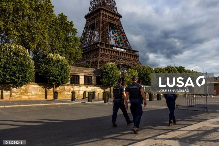 Paris é hoje uma cidade imprópria para turistas, dececionados pela dificuldade de acesso a alguns dos postais da capital, e mesmo para os parisienses, cujo quotidiano se perde entre as ‘barreiras’ dos Jogos Olímpicos, em Paris, França, 23 de julho de 2024. A capital francesa é, por estes dias, o epicentro desportivo mundial, uma realidade que transformou Paris numa sucessão de barreiras, baias e cordões de segurança, incompatíveis (ou quase) com memórias fotográficas dos monumentos mais...