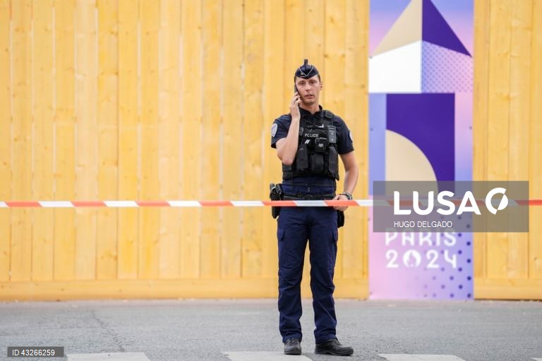 Paris é hoje uma cidade imprópria para turistas, dececionados pela dificuldade de acesso a alguns dos postais da capital, e mesmo para os parisienses, cujo quotidiano se perde entre as ‘barreiras’ dos Jogos Olímpicos, em Paris, França, 23 de julho de 2024. A capital francesa é, por estes dias, o epicentro desportivo mundial, uma realidade que transformou Paris numa sucessão de barreiras, baias e cordões de segurança, incompatíveis (ou quase) com memórias fotográficas dos monumentos mais...