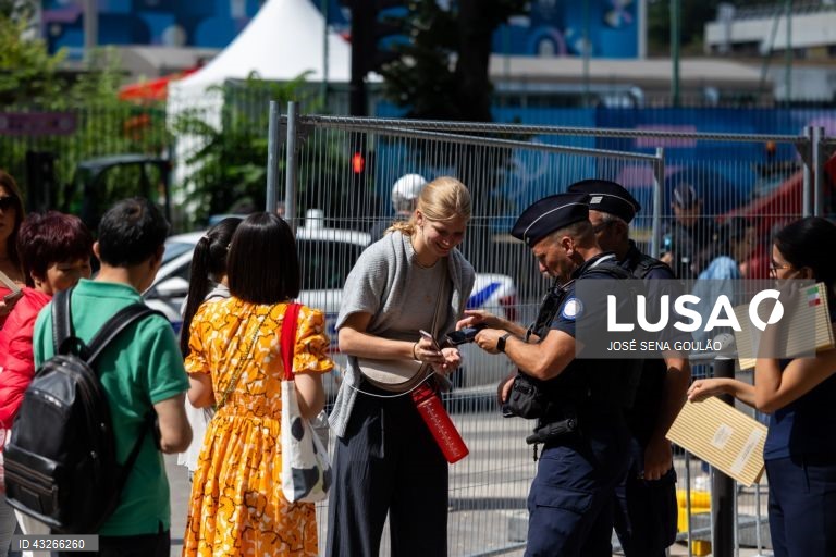 Paris é hoje uma cidade imprópria para turistas, dececionados pela dificuldade de acesso a alguns dos postais da capital, e mesmo para os parisienses, cujo quotidiano se perde entre as ‘barreiras’ dos Jogos Olímpicos, em Paris, França, 23 de julho de 2024. A capital francesa é, por estes dias, o epicentro desportivo mundial, uma realidade que transformou Paris numa sucessão de barreiras, baias e cordões de segurança, incompatíveis (ou quase) com memórias fotográficas dos monumentos mais...