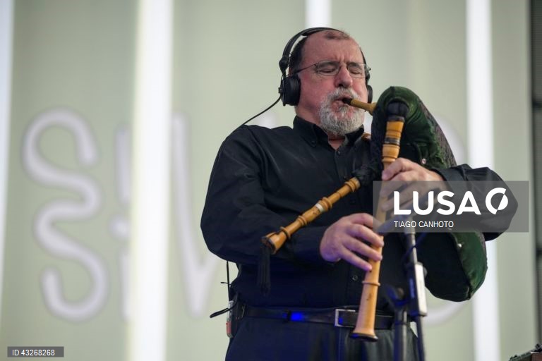 O músico português, José Manuel David, durante o concerto no XXIV Festival Músicas do Mundo 2024, em Sines, 24 de julho de 2024. O festival decorre até 27 de julho. TIAGO CANHOTO/LUSA