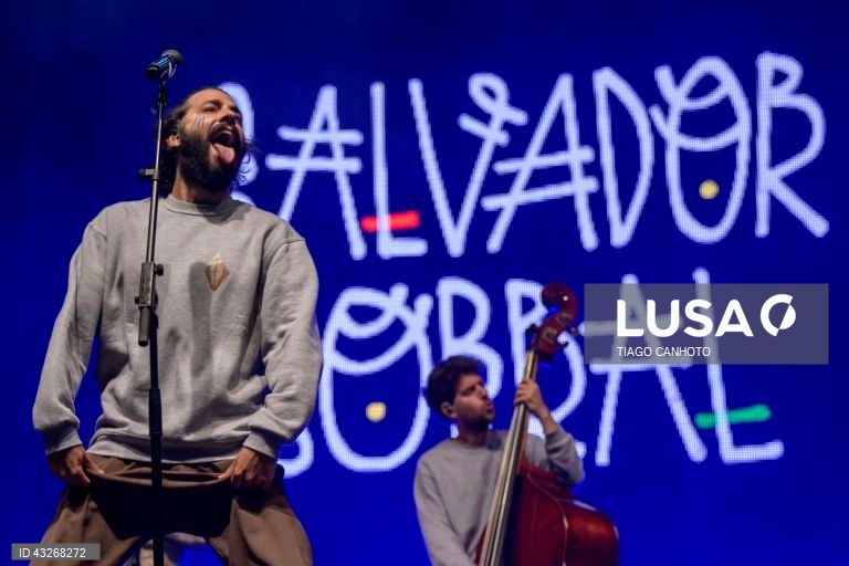 O músico português, Salvador Sobral, durante o concerto no XXIV Festival Músicas do Mundo 2024, em Sines, 24 de julho de 2024. O festival decorre até 27 de julho. TIAGO CANHOTO/LUSA