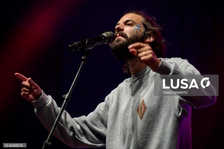 O músico português, Salvador Sobral, durante o concerto no XXIV Festival Músicas do Mundo 2024, em Sines, 24 de julho de 2024. O festival decorre até 27 de julho. TIAGO CANHOTO/LUSA