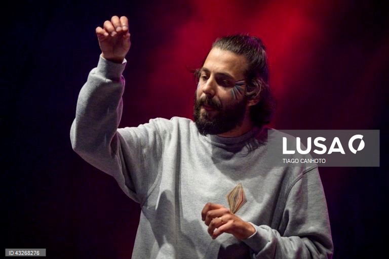 O músico português, Salvador Sobral, durante o concerto no XXIV Festival Músicas do Mundo 2024, em Sines, 24 de julho de 2024. O festival decorre até 27 de julho. TIAGO CANHOTO/LUSA