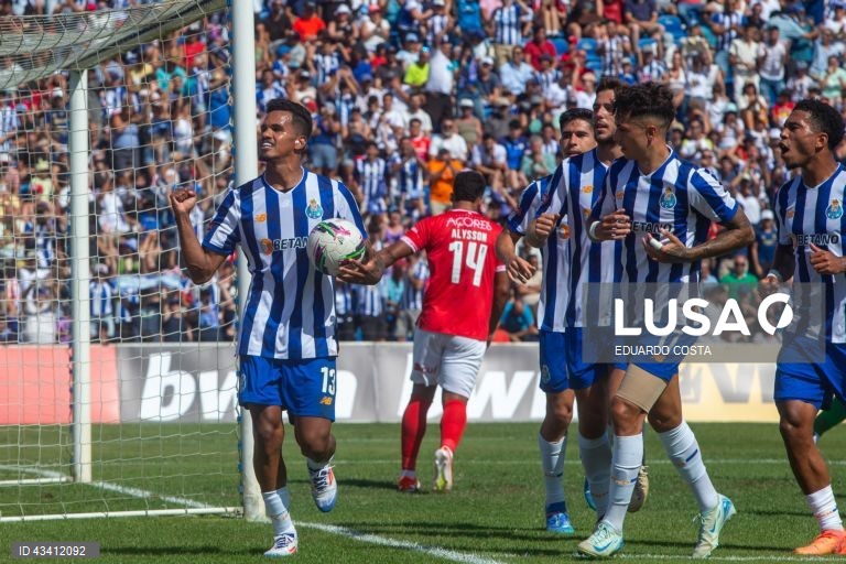 O FC Porto lidera isolado a I Liga portuguesa de futebol após hoje vencer em casa do Santa Clara, no arranque da segunda jornada, em que Fujimoto fez um ‘hat trick’ pelo Gil Vicente na receção ao AVS (4-2).