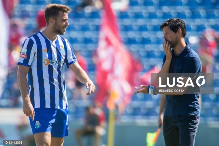 O FC Porto lidera isolado a I Liga portuguesa de futebol após hoje vencer em casa do Santa Clara, no arranque da segunda jornada, em que Fujimoto fez um ‘hat trick’ pelo Gil Vicente na receção ao AVS (4-2).