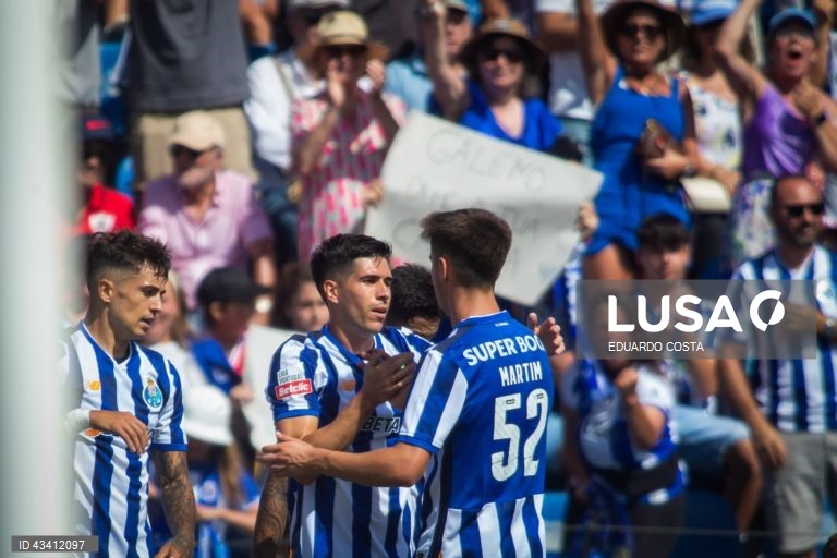 O FC Porto lidera isolado a I Liga portuguesa de futebol após hoje vencer em casa do Santa Clara, no arranque da segunda jornada, em que Fujimoto fez um ‘hat trick’ pelo Gil Vicente na receção ao AVS (4-2).