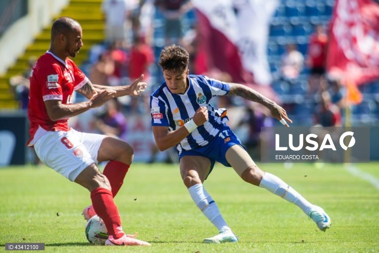 O FC Porto lidera isolado a I Liga portuguesa de futebol após hoje vencer em casa do Santa Clara, no arranque da segunda jornada, em que Fujimoto fez um ‘hat trick’ pelo Gil Vicente na receção ao AVS (4-2).