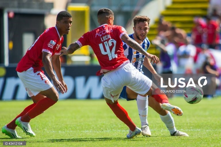 O FC Porto lidera isolado a I Liga portuguesa de futebol após hoje vencer em casa do Santa Clara, no arranque da segunda jornada, em que Fujimoto fez um ‘hat trick’ pelo Gil Vicente na receção ao AVS (4-2).
